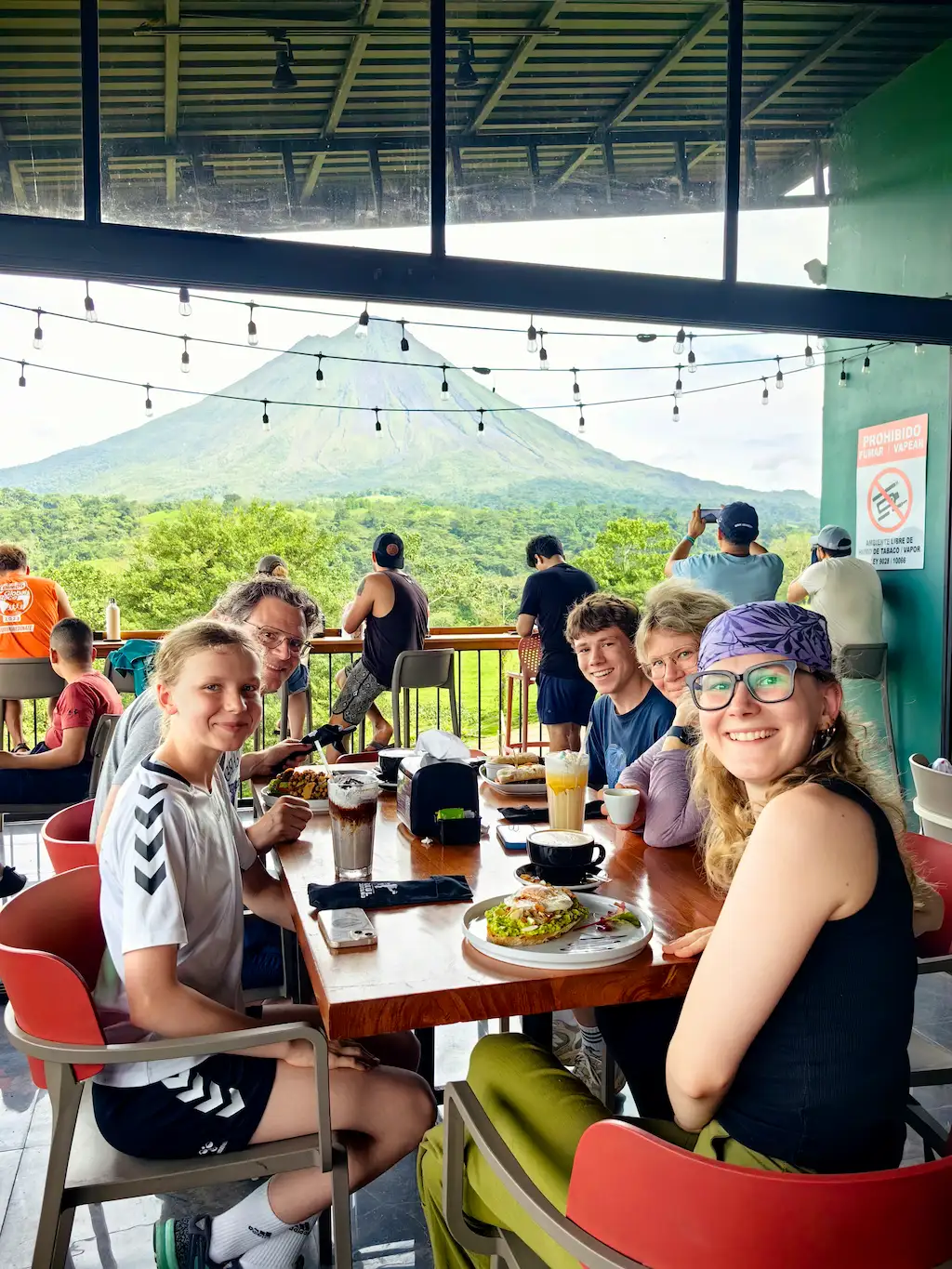 Terraza de Raúl Castaño Mirador Arenal con vista al volcán